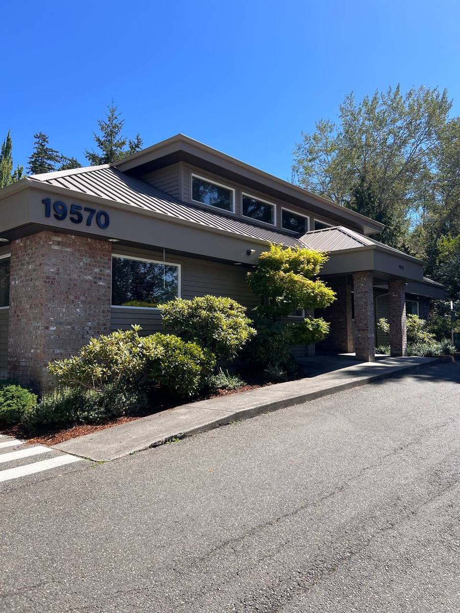 The Clifton Hollow Animal Hospital building at 19570, seen from the entrance drive